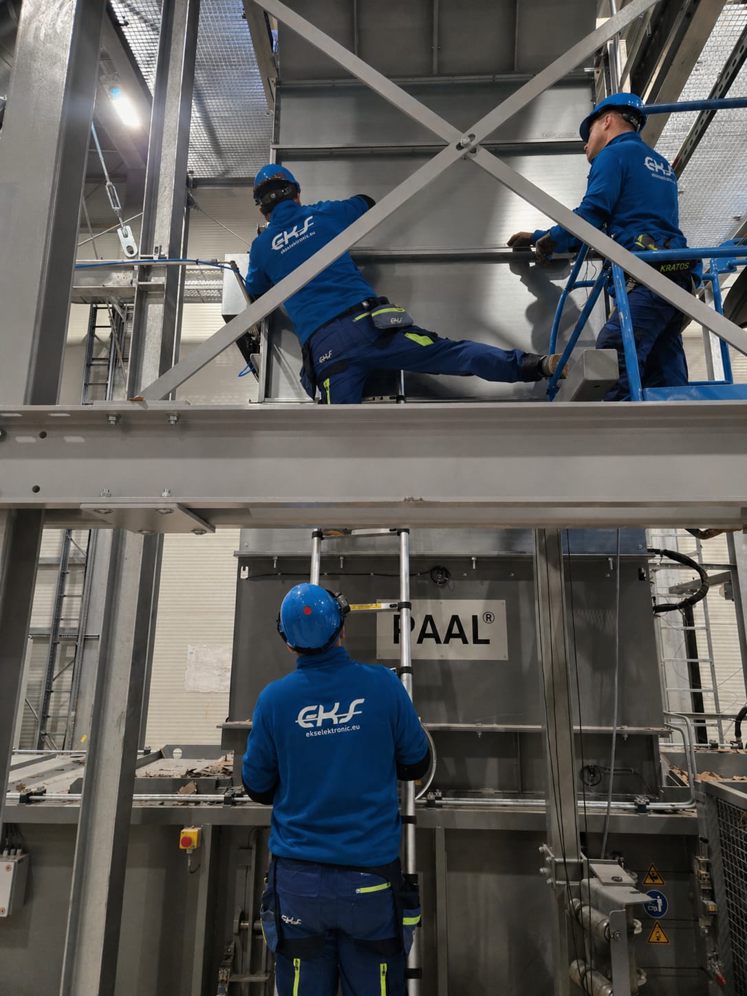 Montagearbeiten an einer Industrieanlage