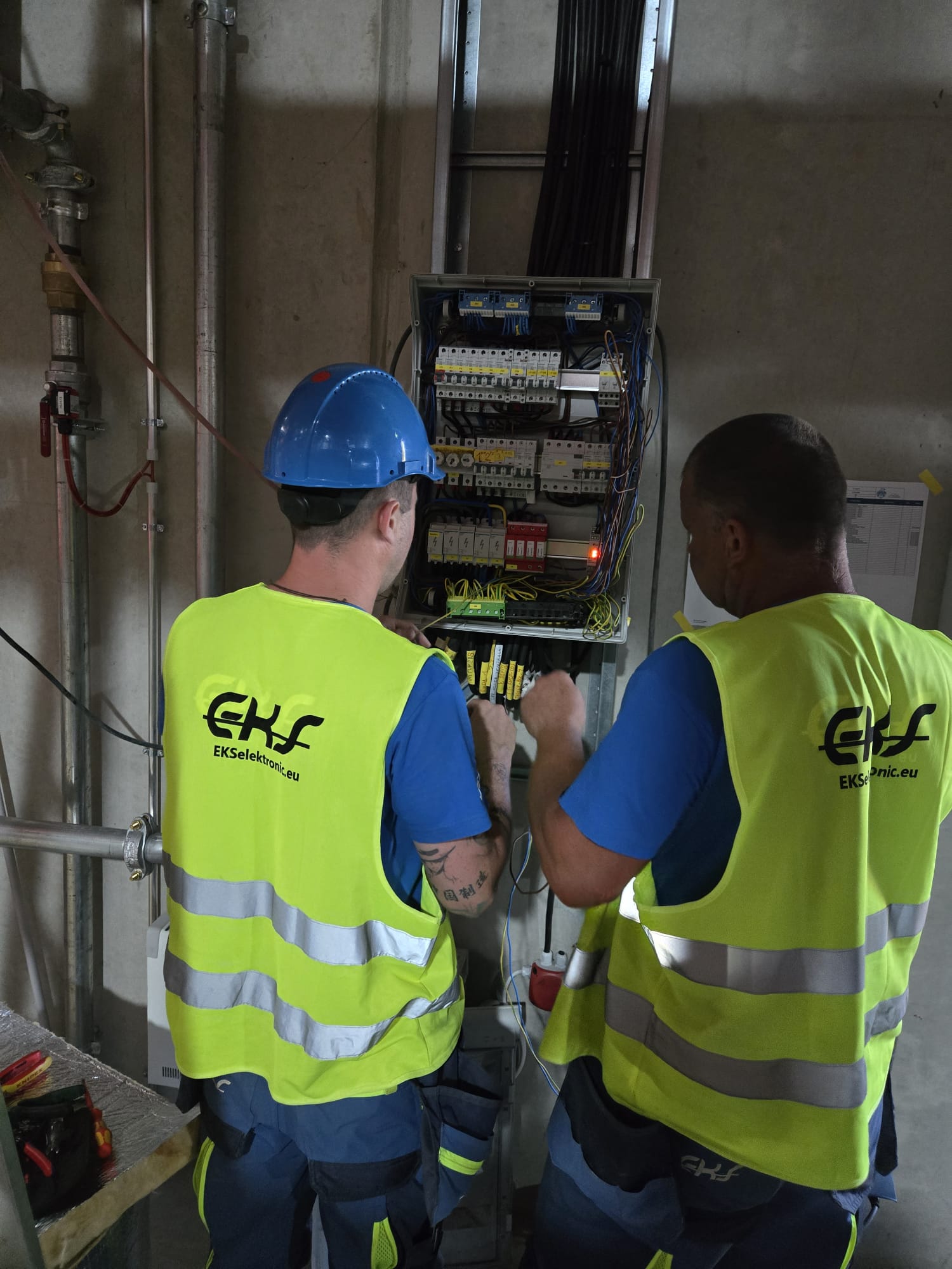EKS Elektronic Team bei Arbeiten an einem Schaltschrank